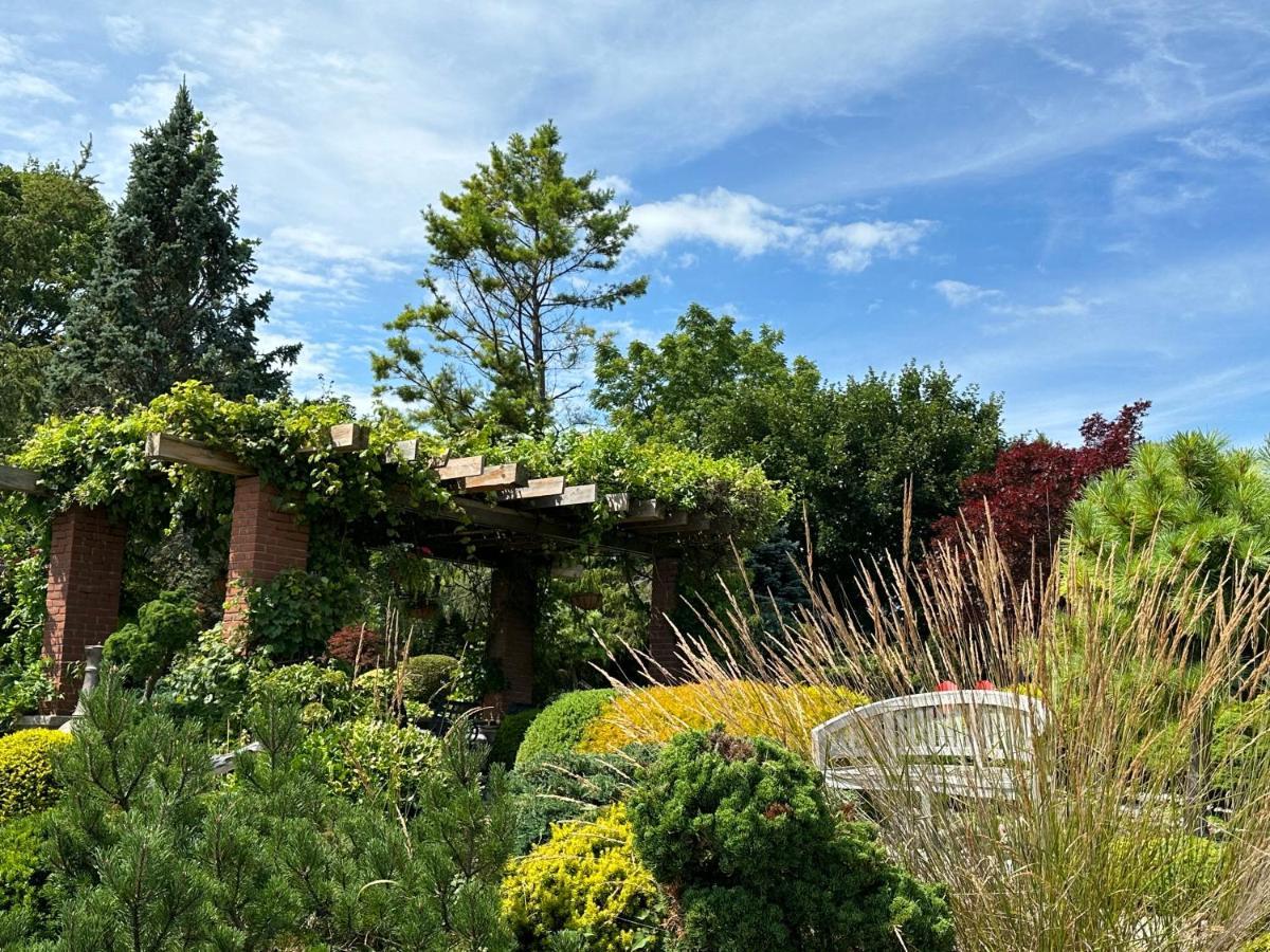 The Wind In The Willows - Luxury Lakefront Oasis Bed & Breakfast Cobourg Exterior photo